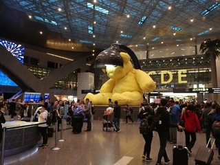 ドーハ空港中央のクマ